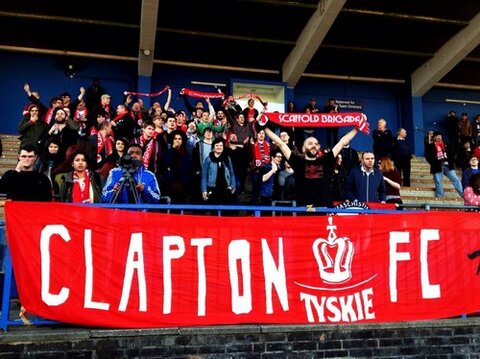 clapton-fans-at-mile-end-crowd-195